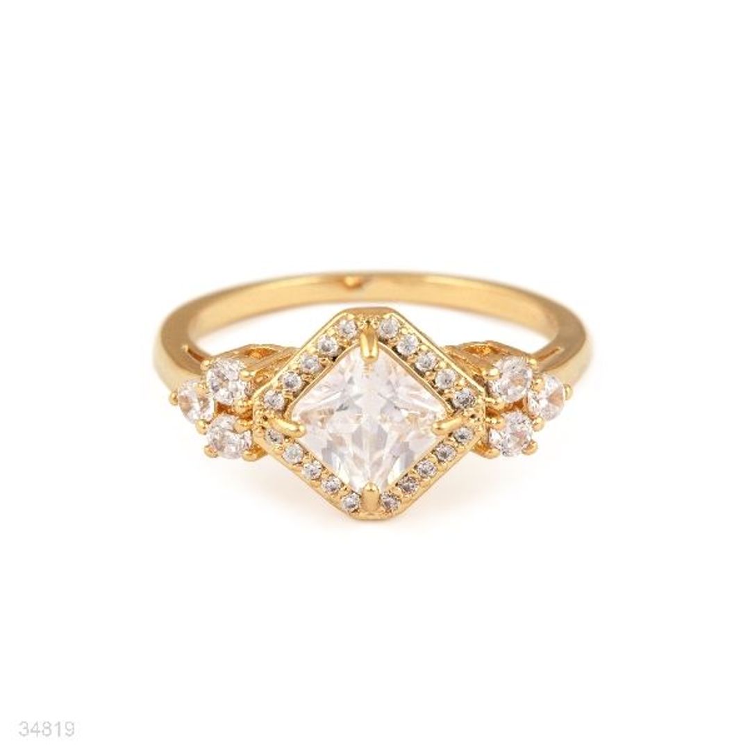 Astonishing Diamond Halo Gold Ring